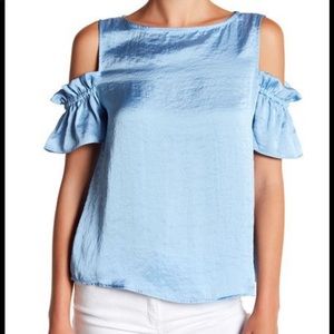 HARLOWE AND GRAHAM RUFFLED COLD SHOULDER SILKY TOP